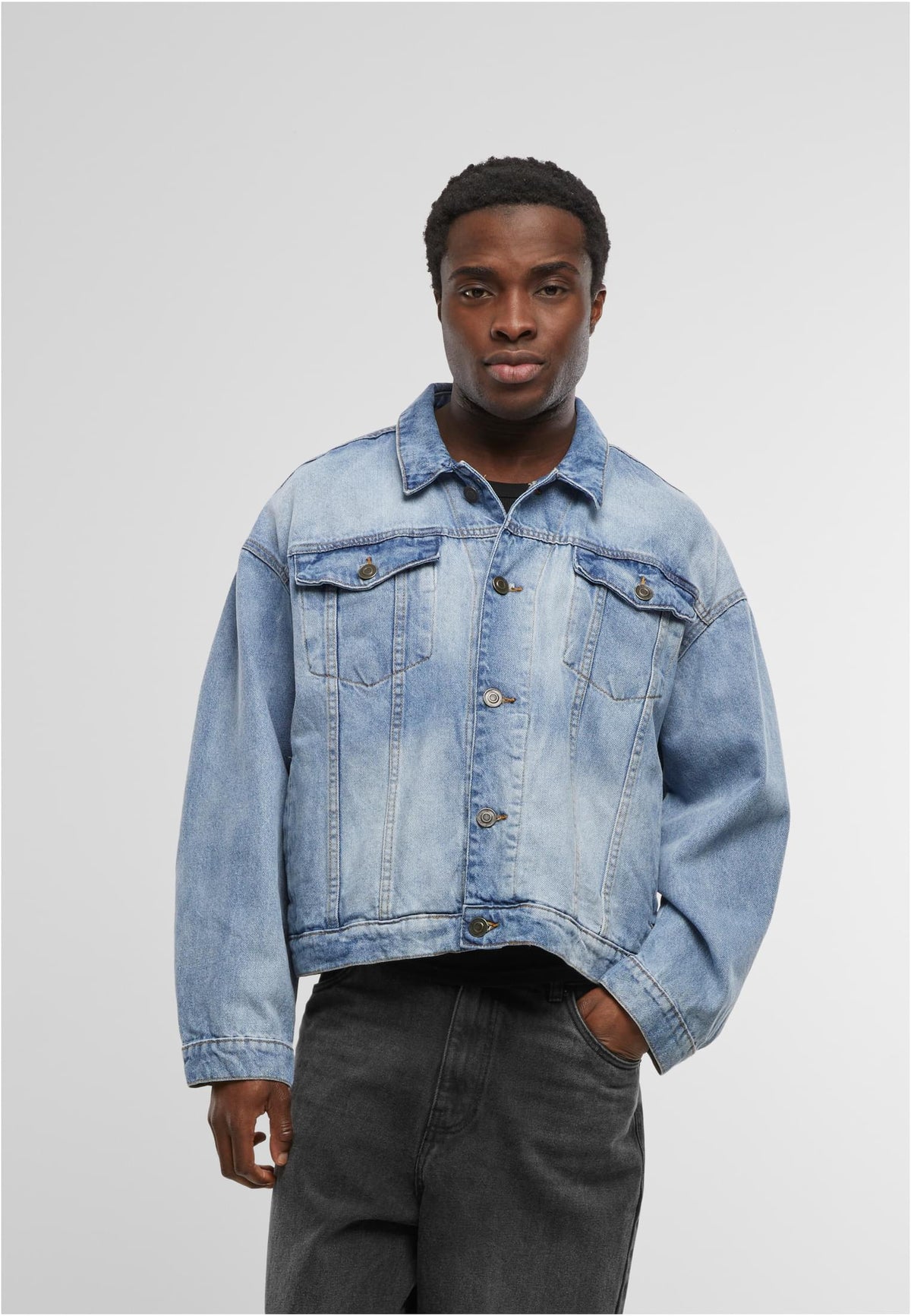 Heavy Ounce Boxy Denim Jacket in New Light Blue Washed, getragen
