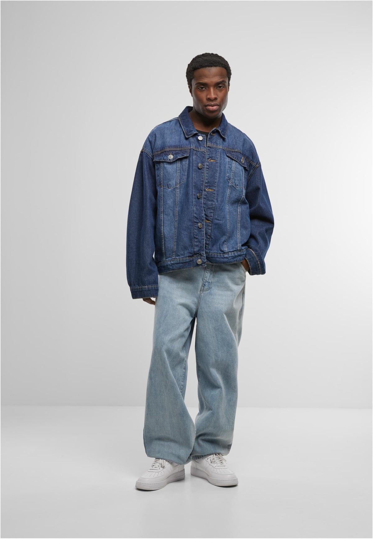Heavy Ounce Boxy Denim Jacket in New Mid Blue Washed, getragen