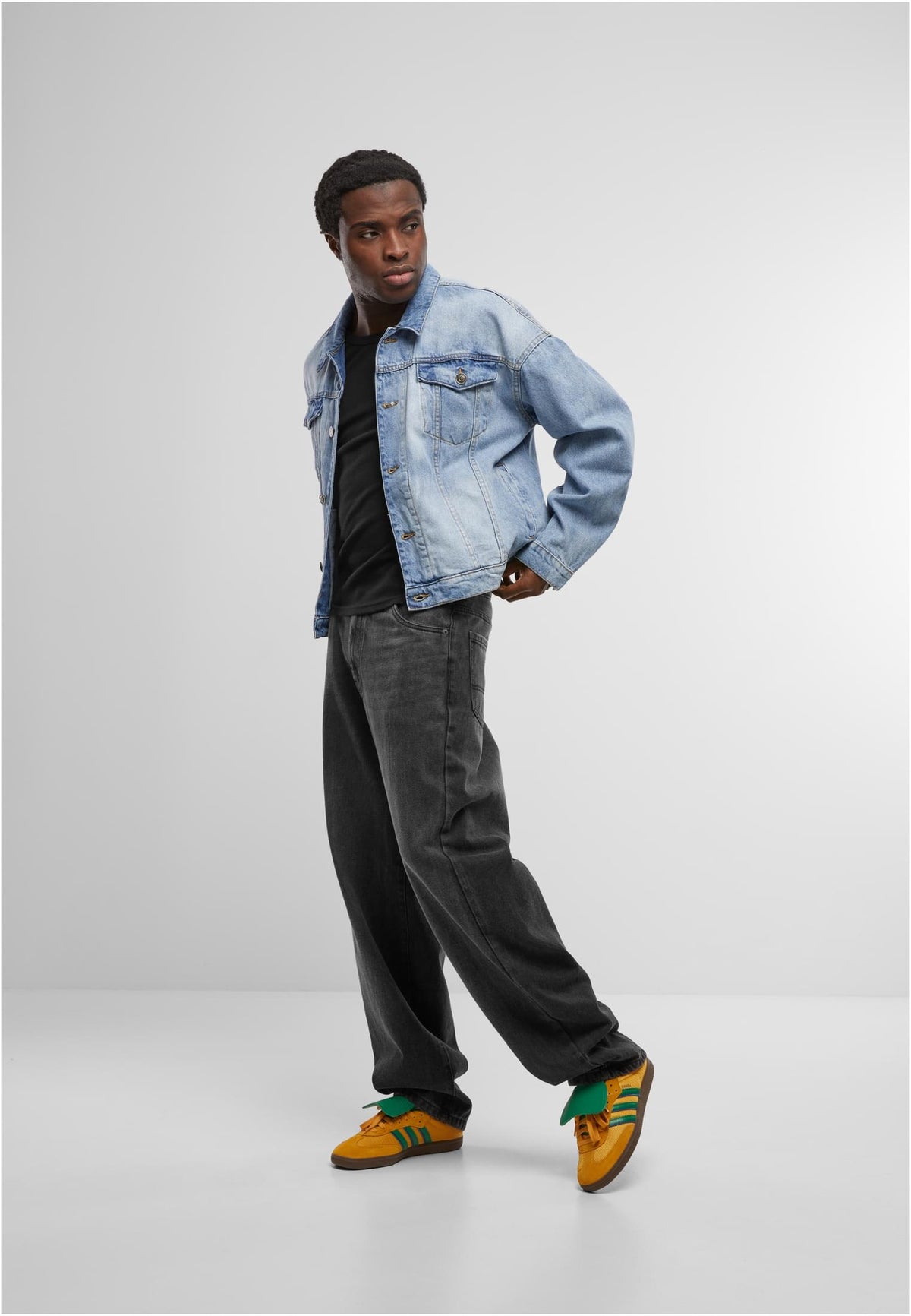 Heavy Ounce Boxy Denim Jacket in New Light Blue Washed, getragen