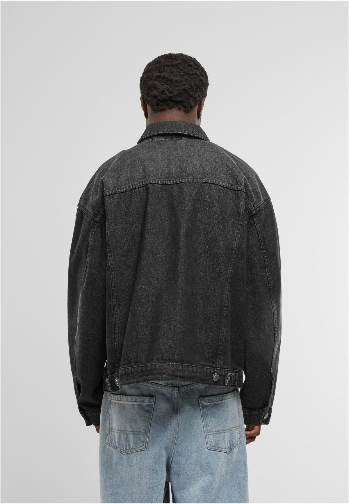 Heavy Ounce Boxy Denim Jacket in Black Washed, getragen