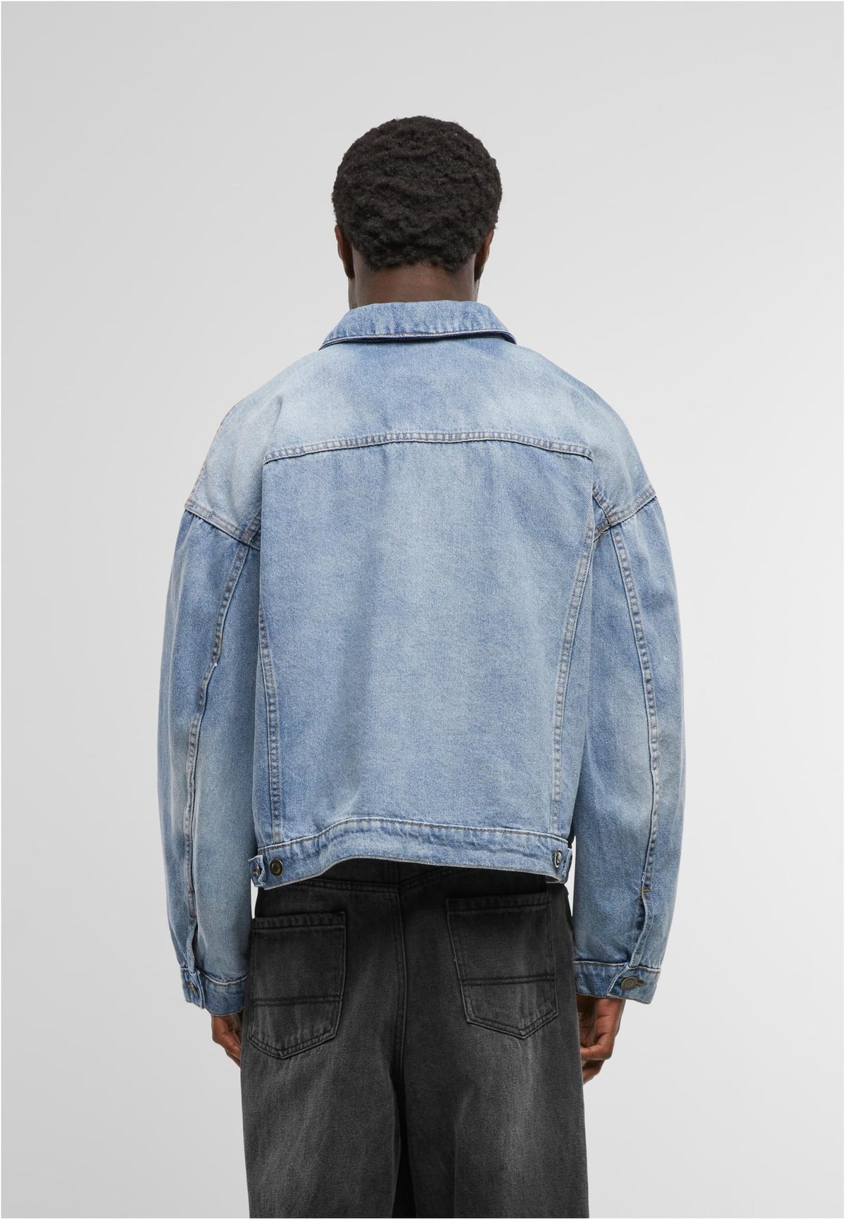 Heavy Ounce Boxy Denim Jacket in New Light Blue Washed, getragen