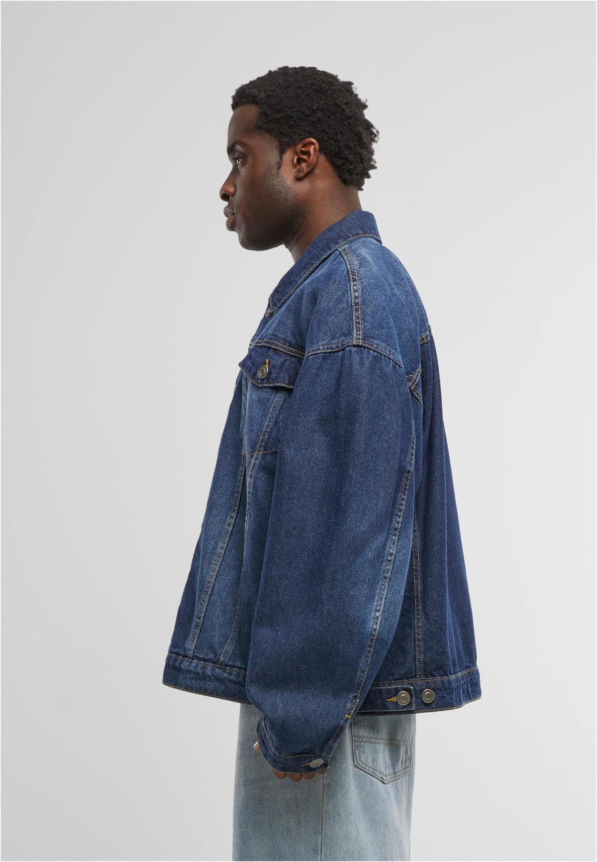 Heavy Ounce Boxy Denim Jacket in New Mid Blue Washed, getragen