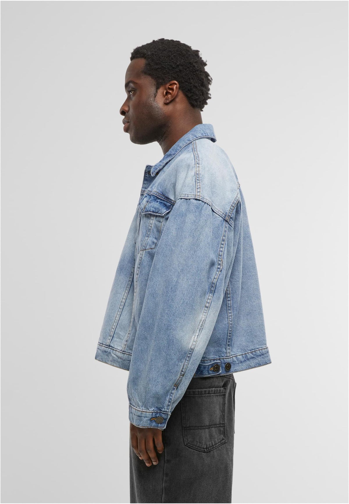 Heavy Ounce Boxy Denim Jacket in New Light Blue Washed, getragen