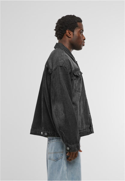 Heavy Ounce Boxy Denim Jacket in Black Washed, getragen