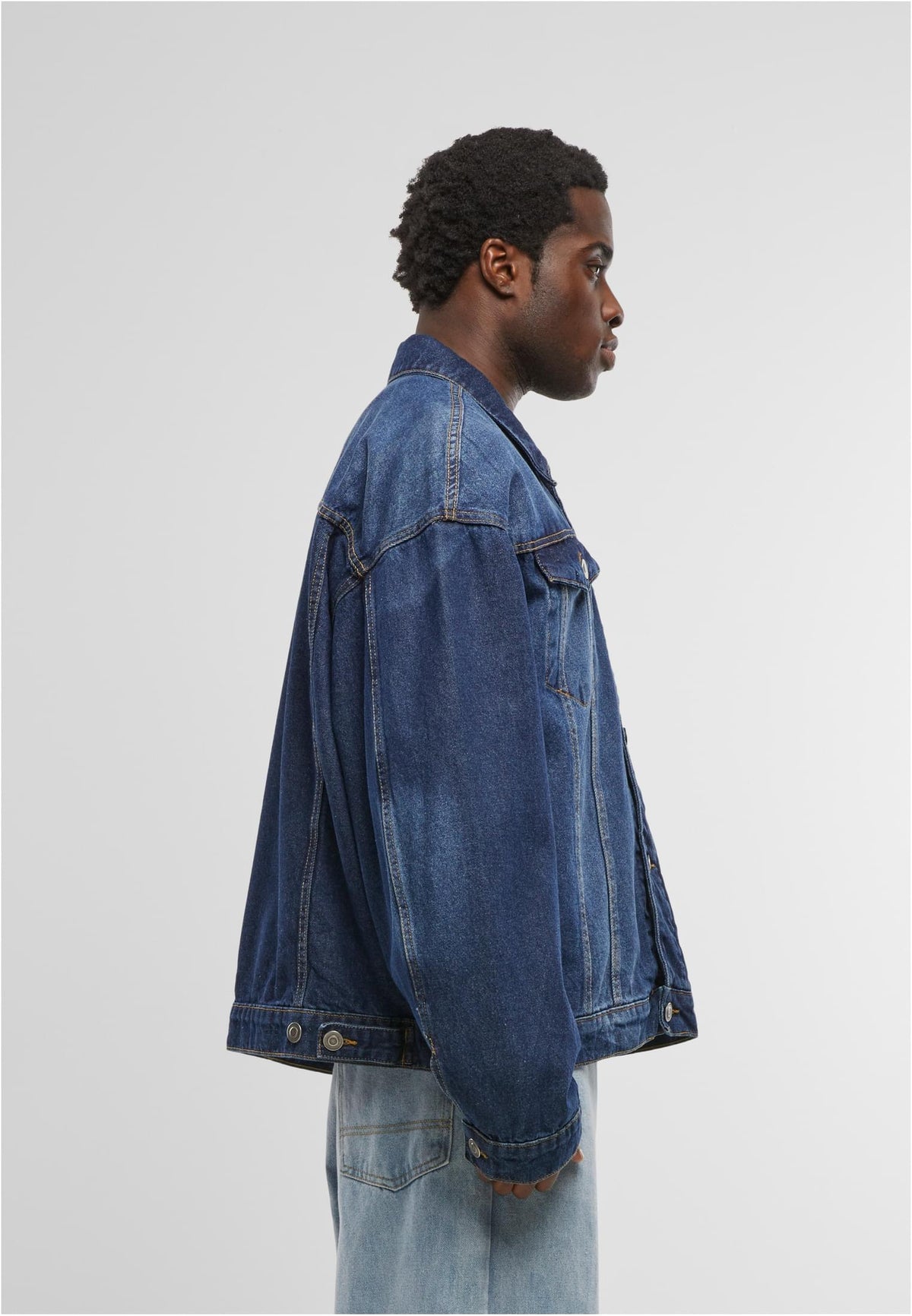 Heavy Ounce Boxy Denim Jacket in New Mid Blue Washed, getragen
