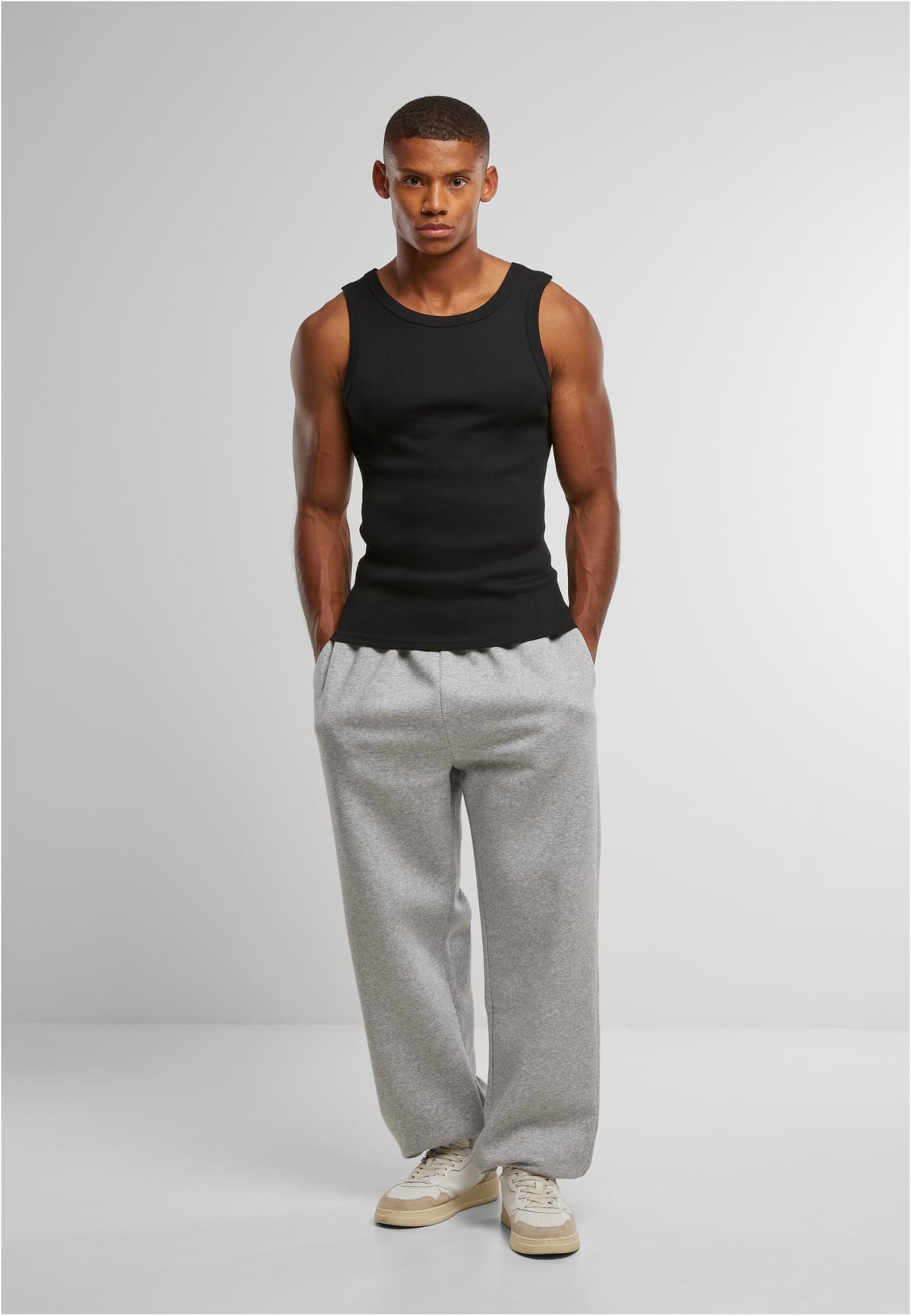 Mens Tanktop in Schwarz, getragen
