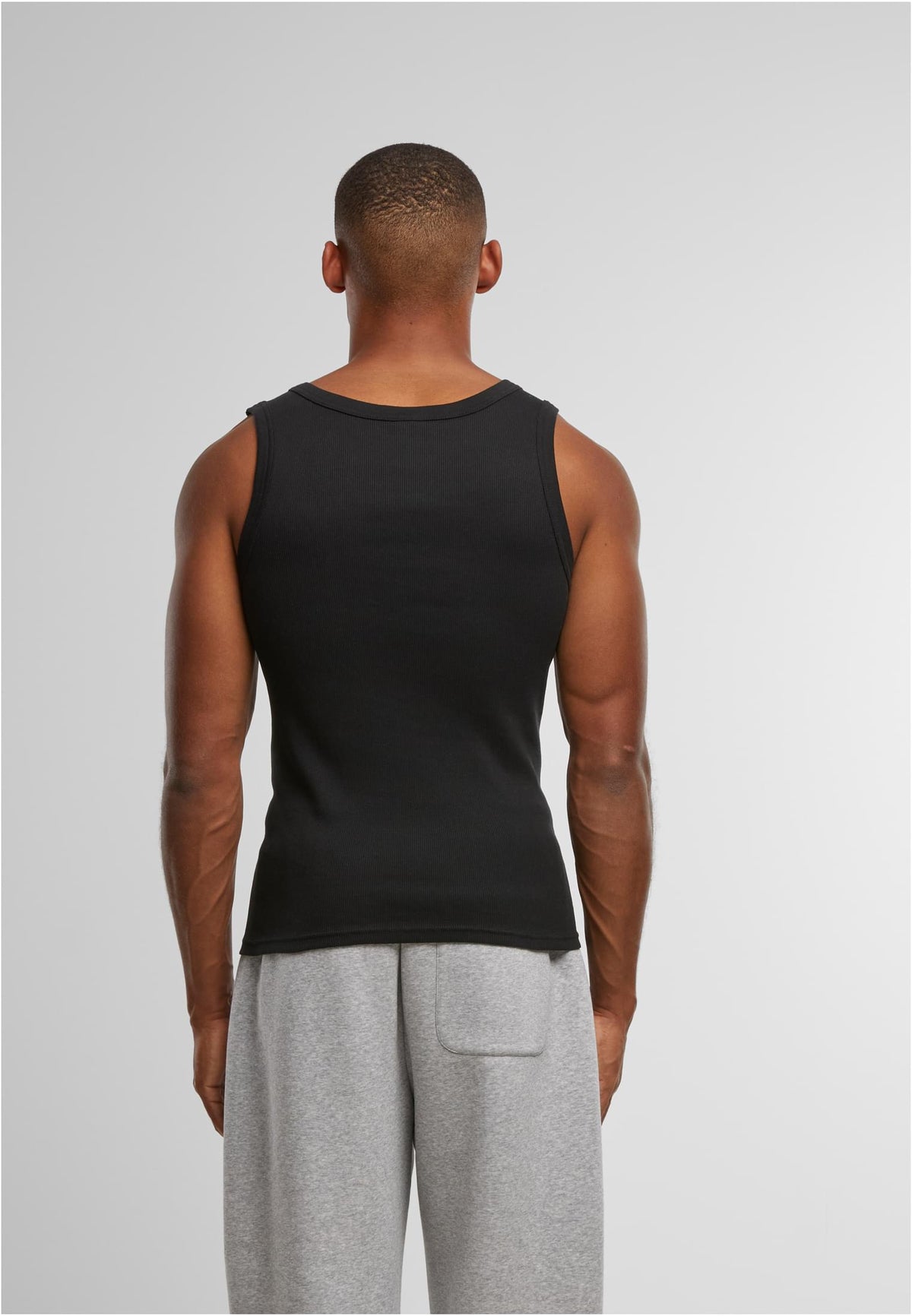 Mens Tanktop in Schwarz, getragen