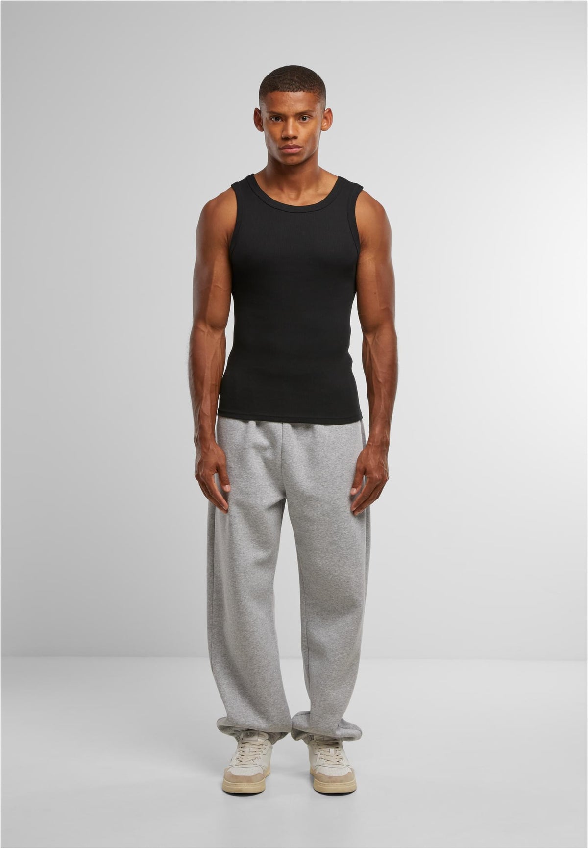 Mens Tanktop in Schwarz, getragen