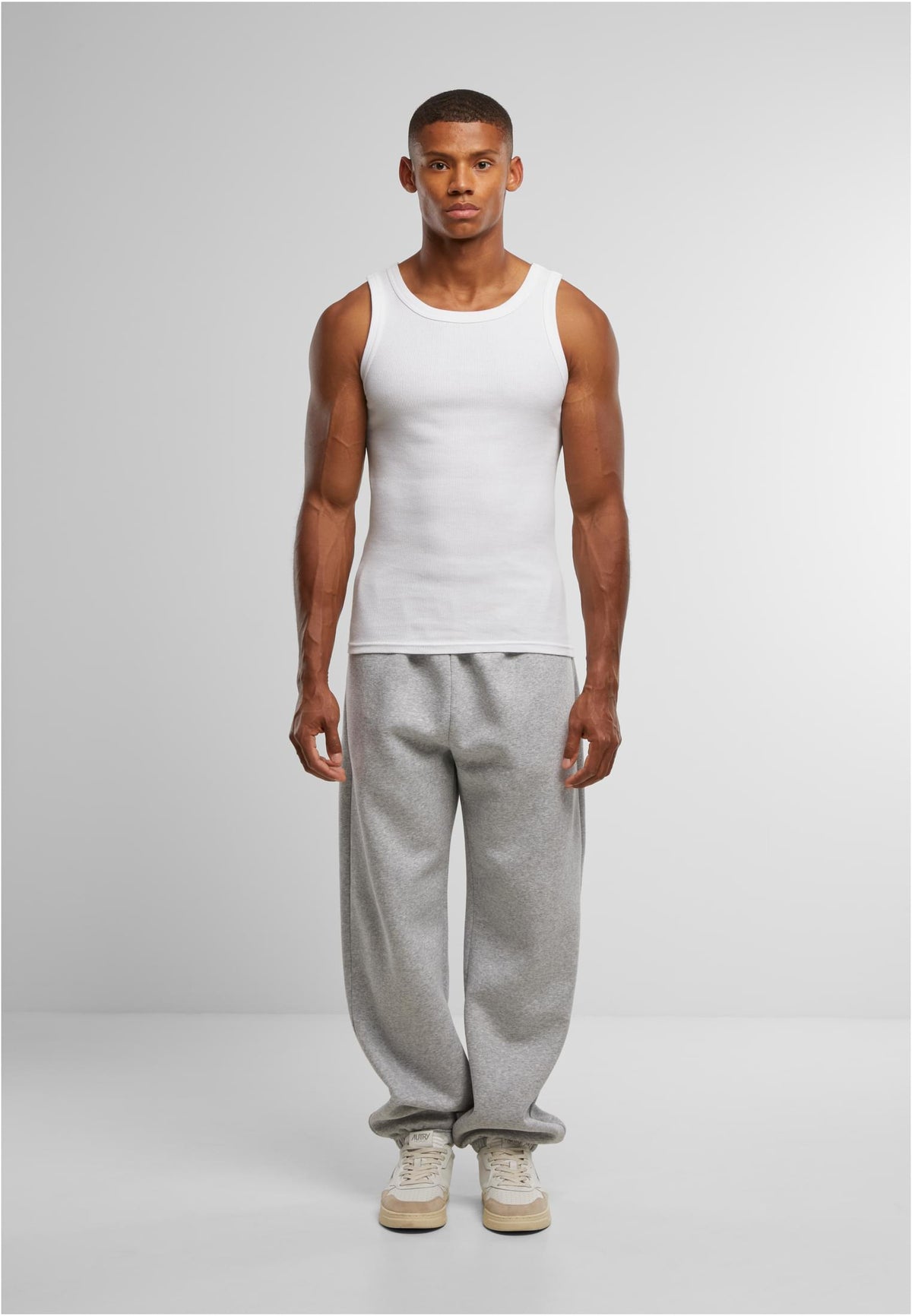 Mens Tanktop in White, getragen