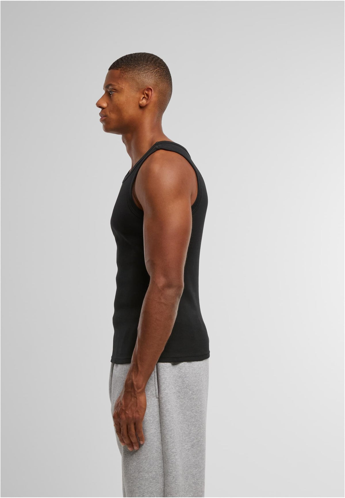 Mens Tanktop in Schwarz, getragen