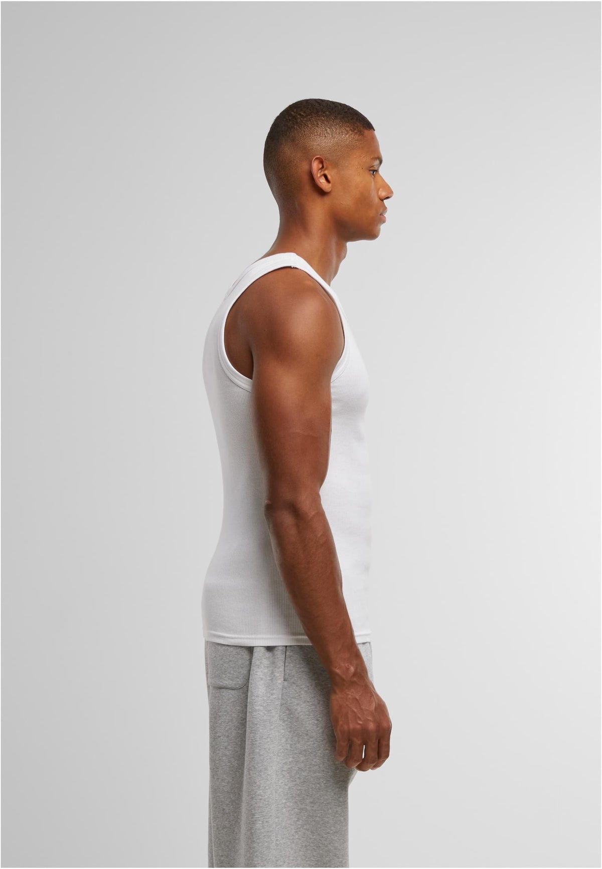 Mens Tanktop in White, getragen