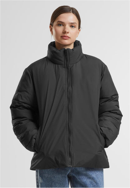 Ladies Loose Puffer Jacket in Schwarz, getragen