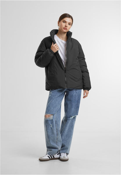 Ladies Loose Puffer Jacket in Schwarz, getragen