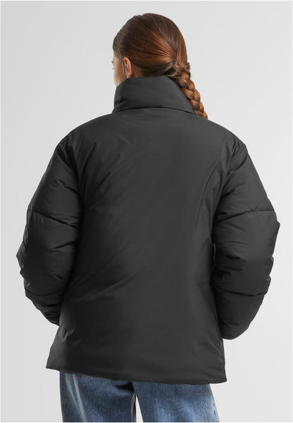 Ladies Loose Puffer Jacket in Schwarz, getragen