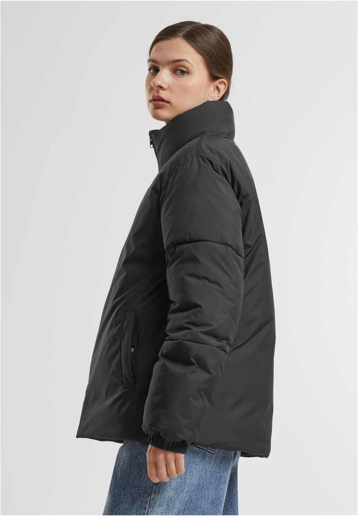Ladies Loose Puffer Jacket in Schwarz, getragen