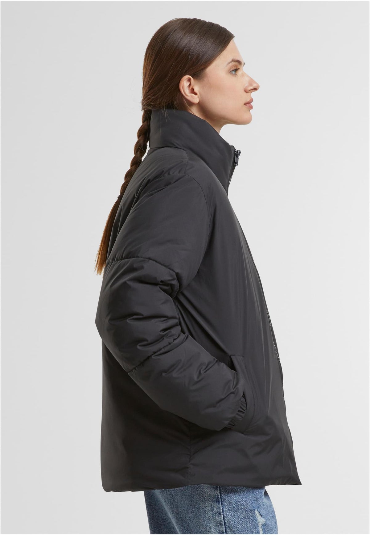 Ladies Loose Puffer Jacket in Schwarz, getragen