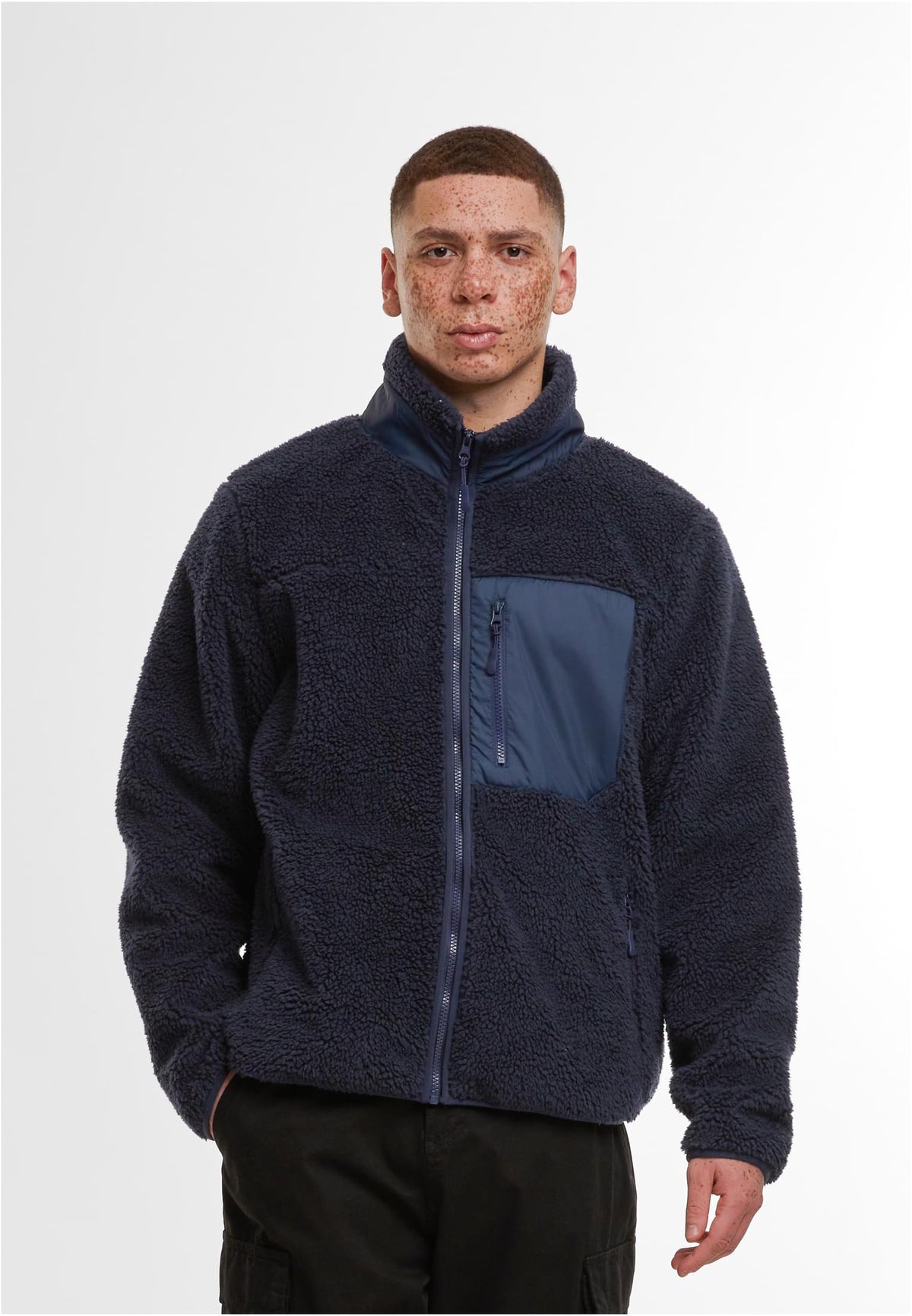 Bonded Sherpa Jacket in Navy, getragen