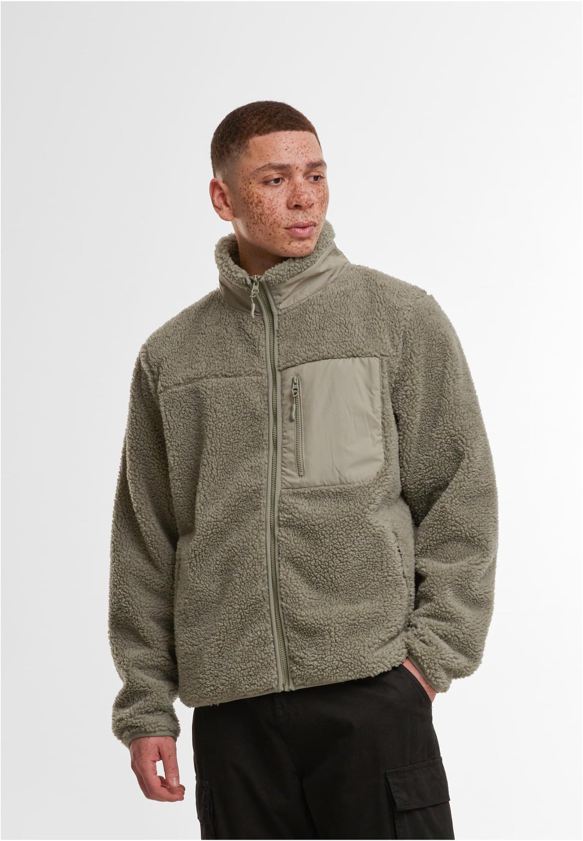Bonded Sherpa Jacket in Pale Olive, getragen