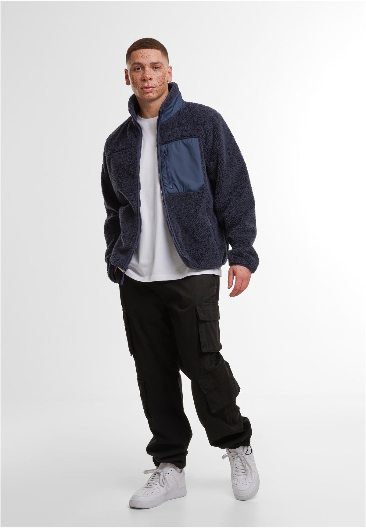 Bonded Sherpa Jacket in Navy, getragen