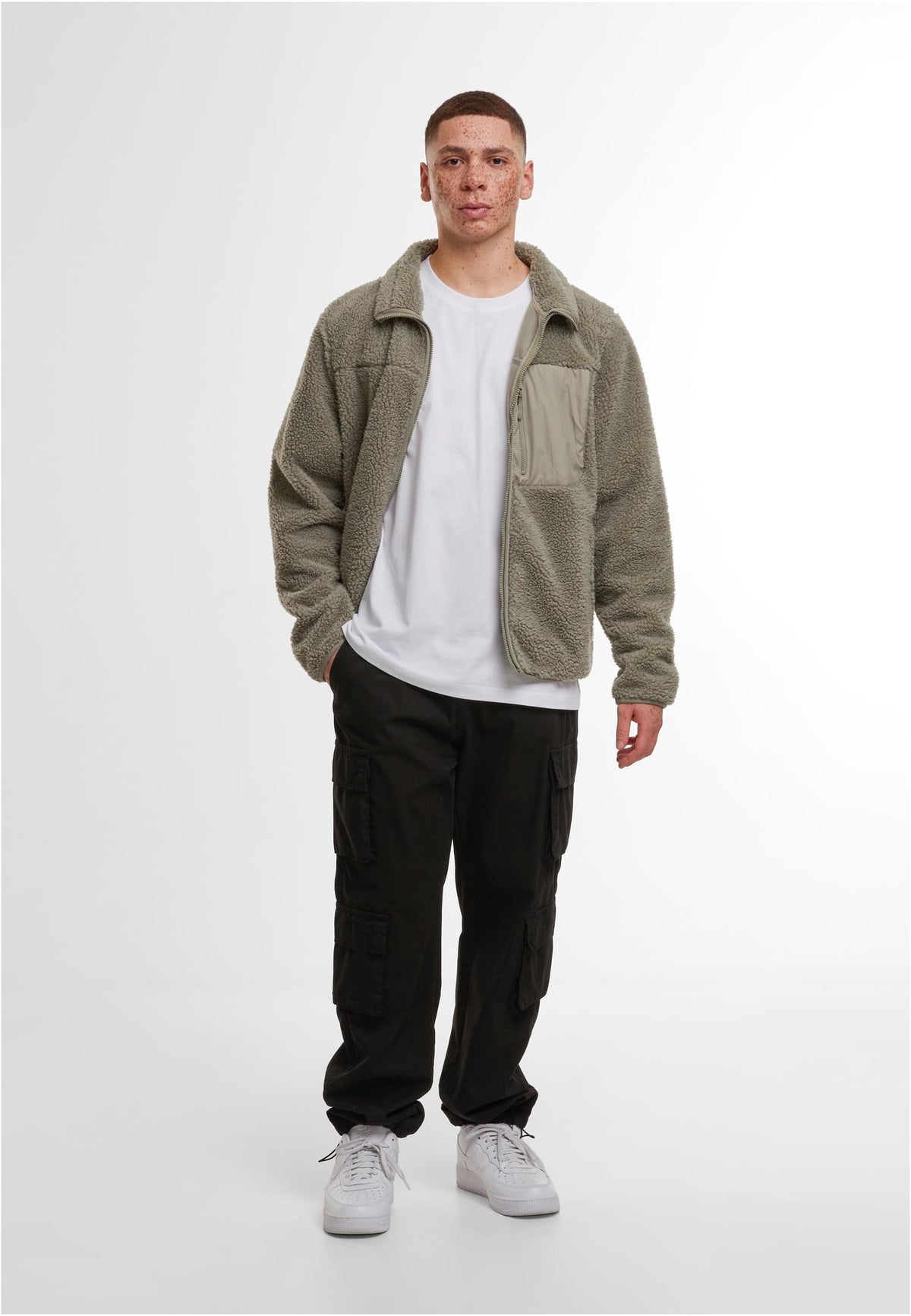 Bonded Sherpa Jacket in Pale Olive, getragen