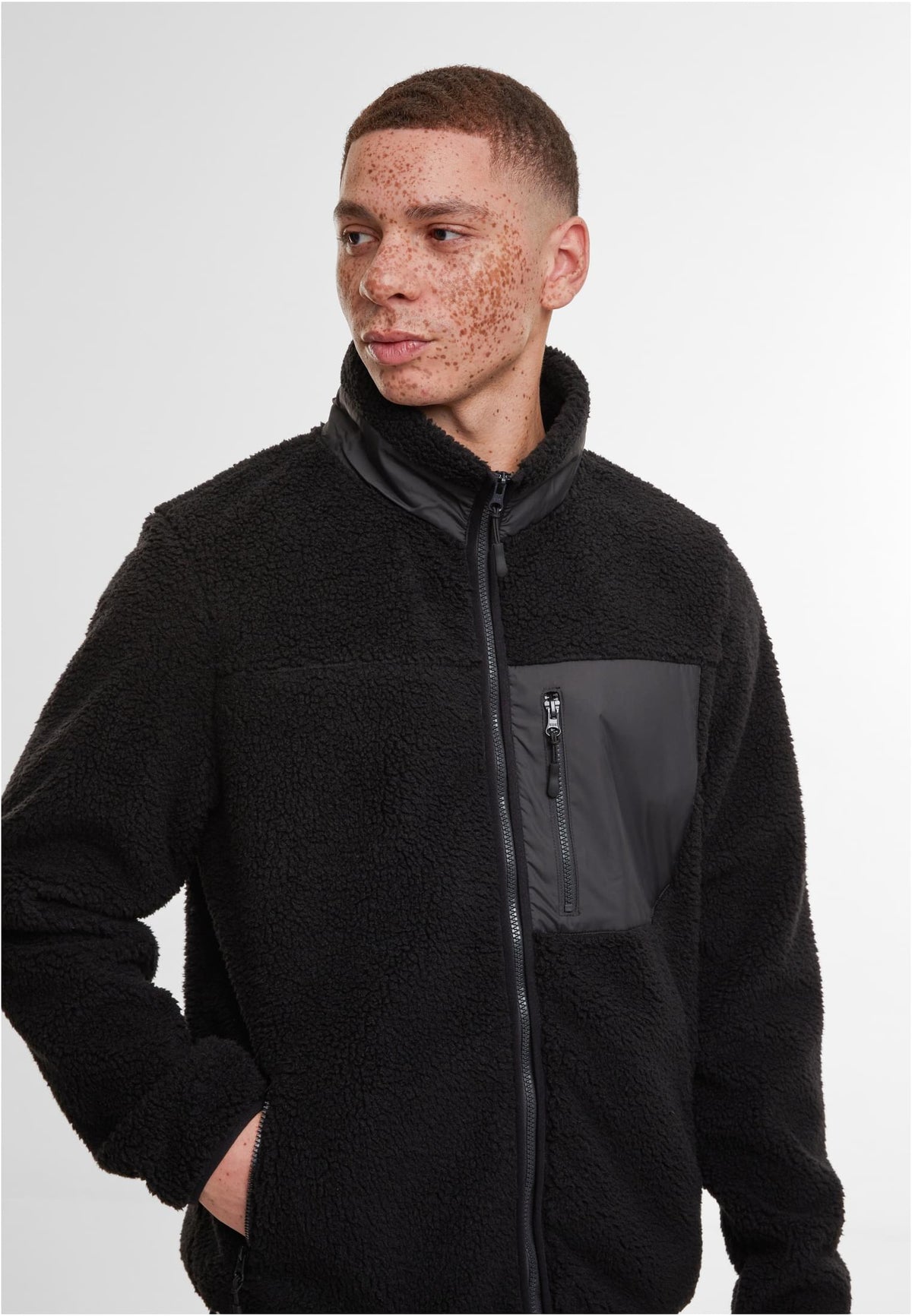 Bonded Sherpa Jacket in Schwarz, getragen