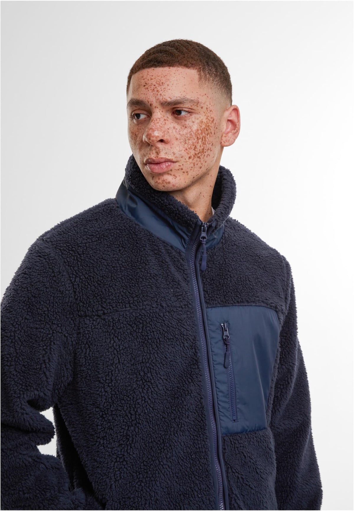 Bonded Sherpa Jacket in Navy, getragen
