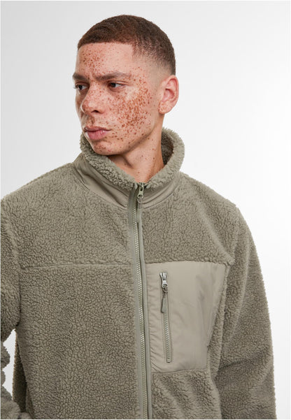 Bonded Sherpa Jacket in Pale Olive, getragen