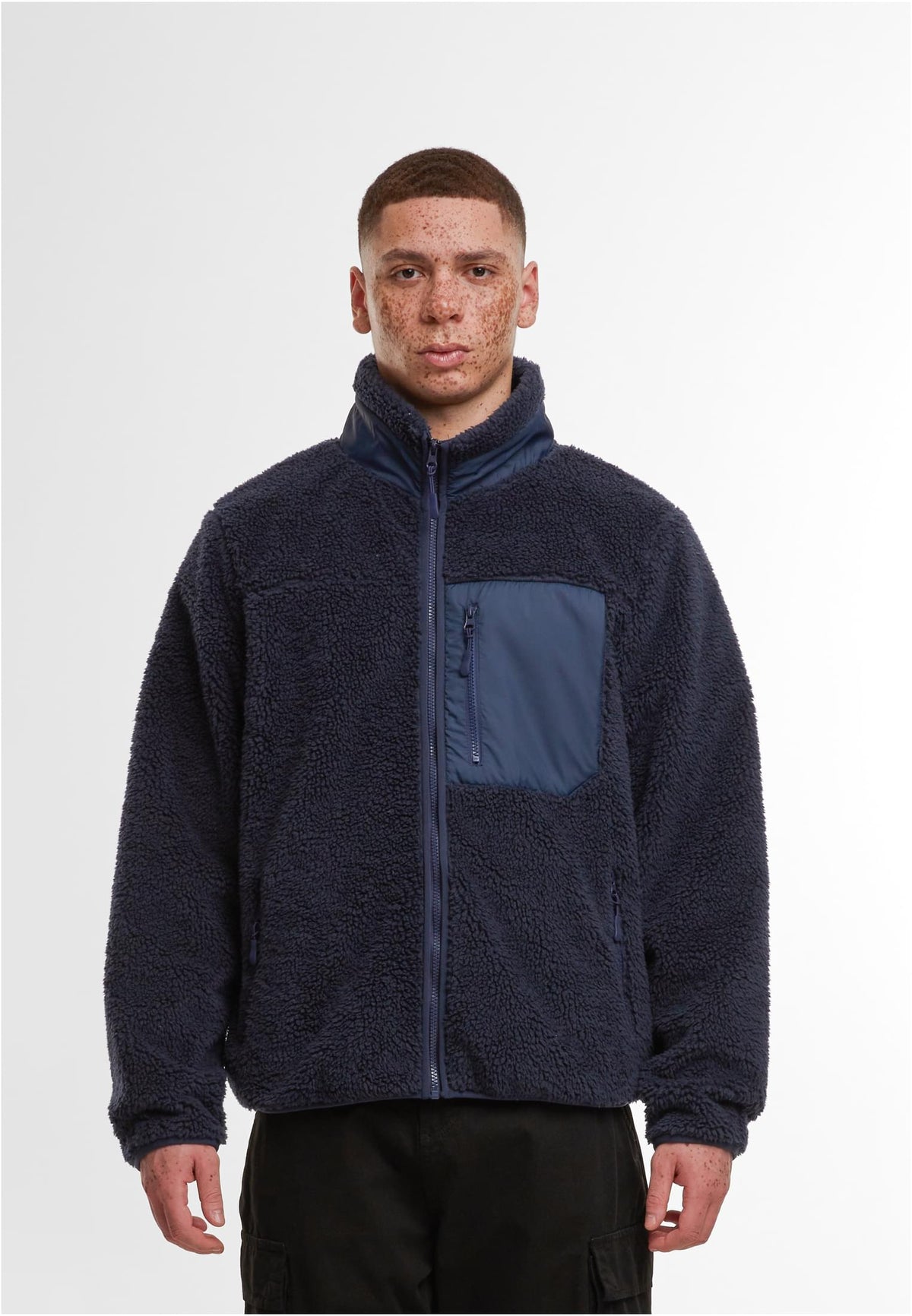 Bonded Sherpa Jacket in Navy, getragen