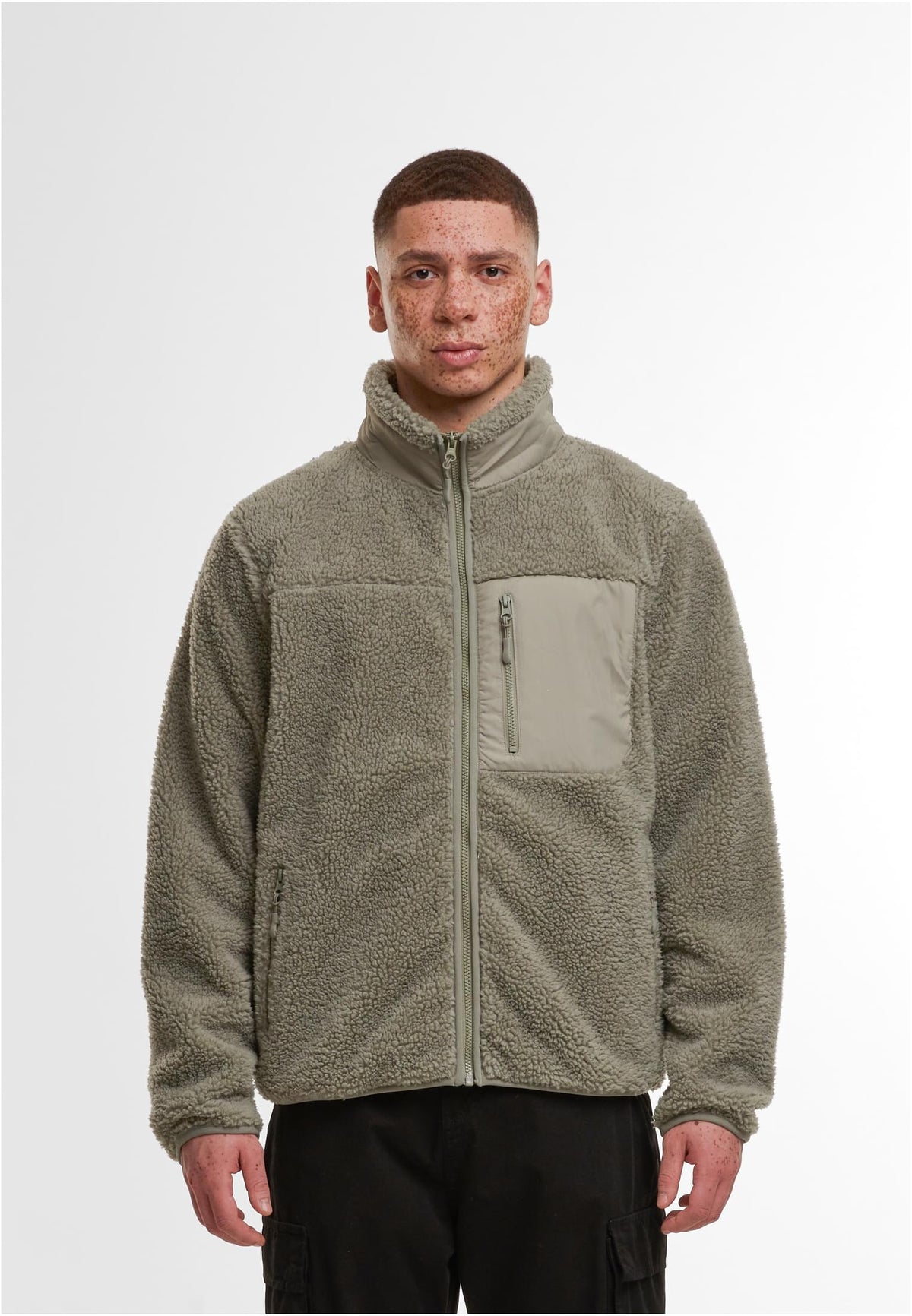 Bonded Sherpa Jacket in Pale Olive, getragen
