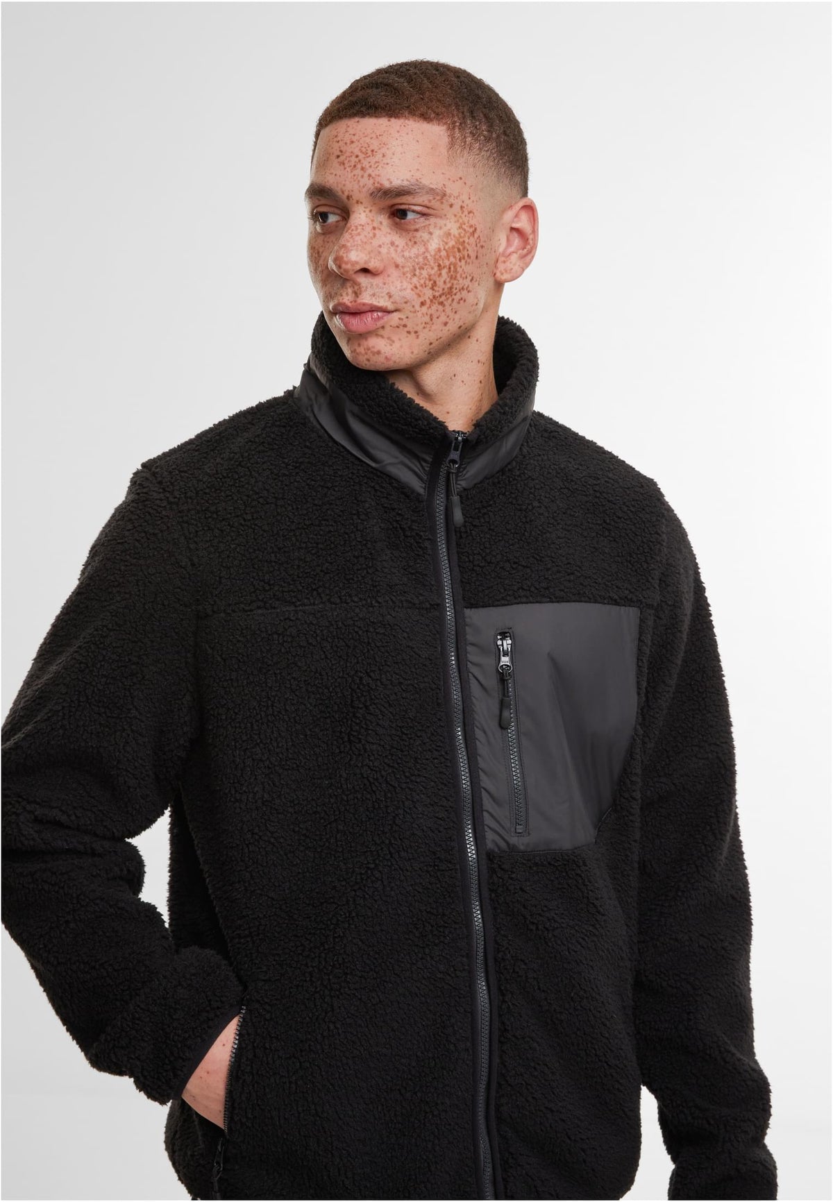 Bonded Sherpa Jacket in Schwarz, getragen
