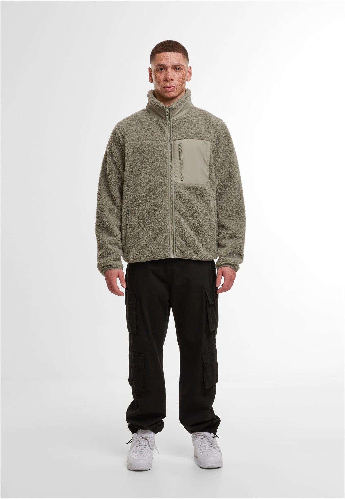 Bonded Sherpa Jacket in Pale Olive, getragen