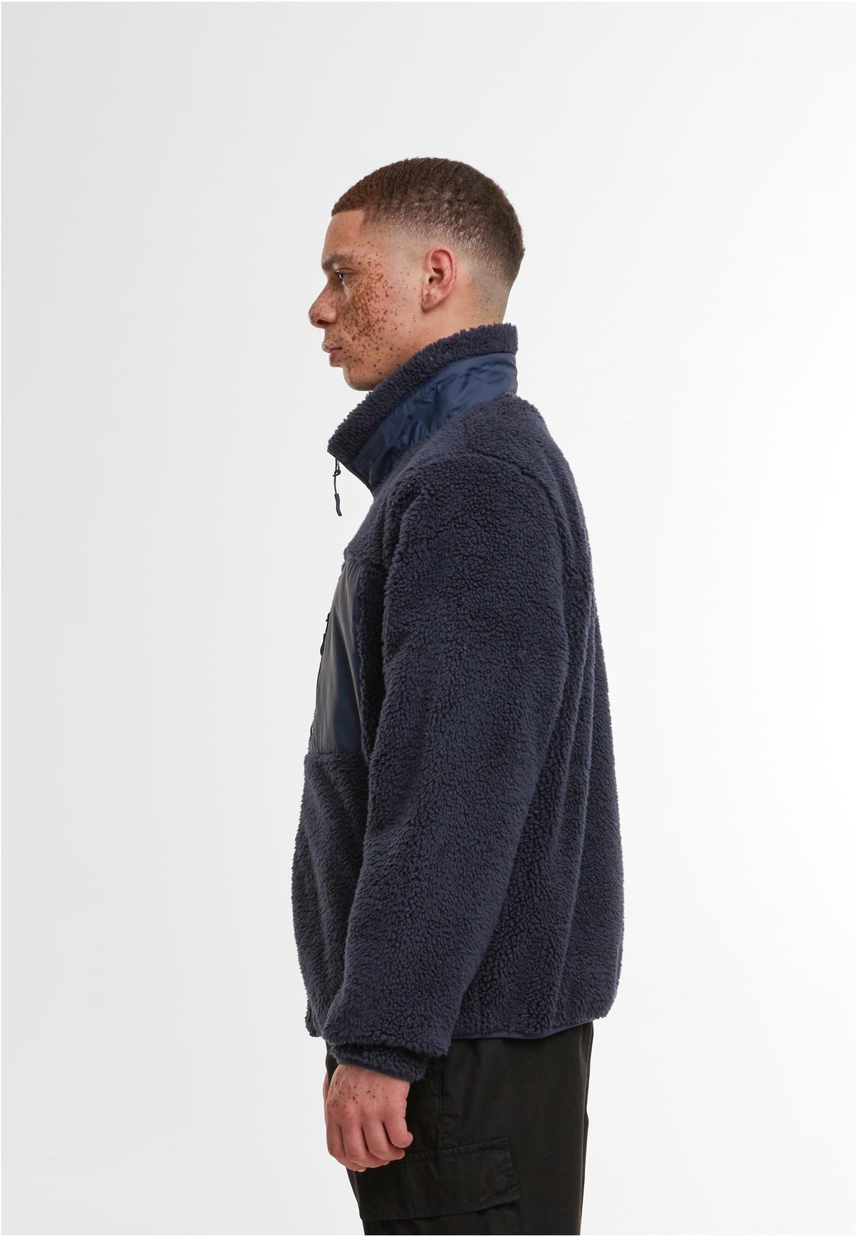Bonded Sherpa Jacket in Navy, getragen