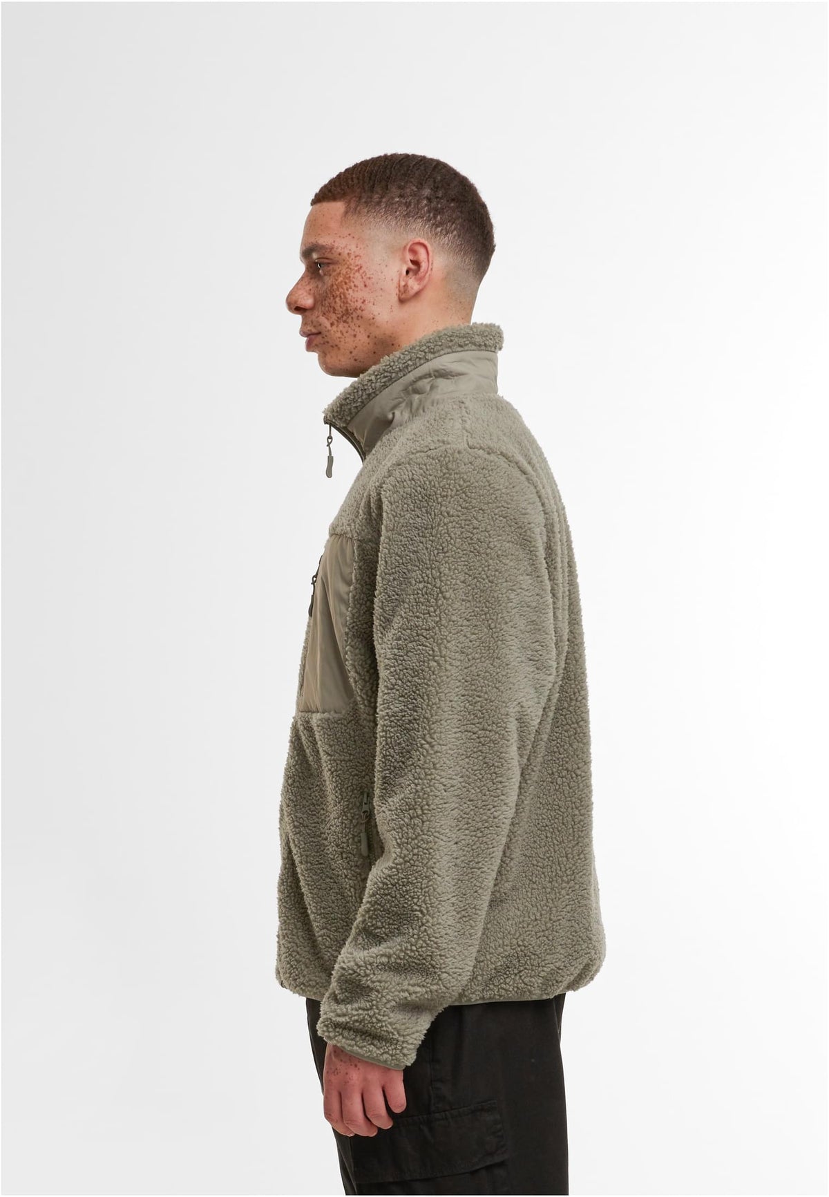 Bonded Sherpa Jacket in Pale Olive, getragen