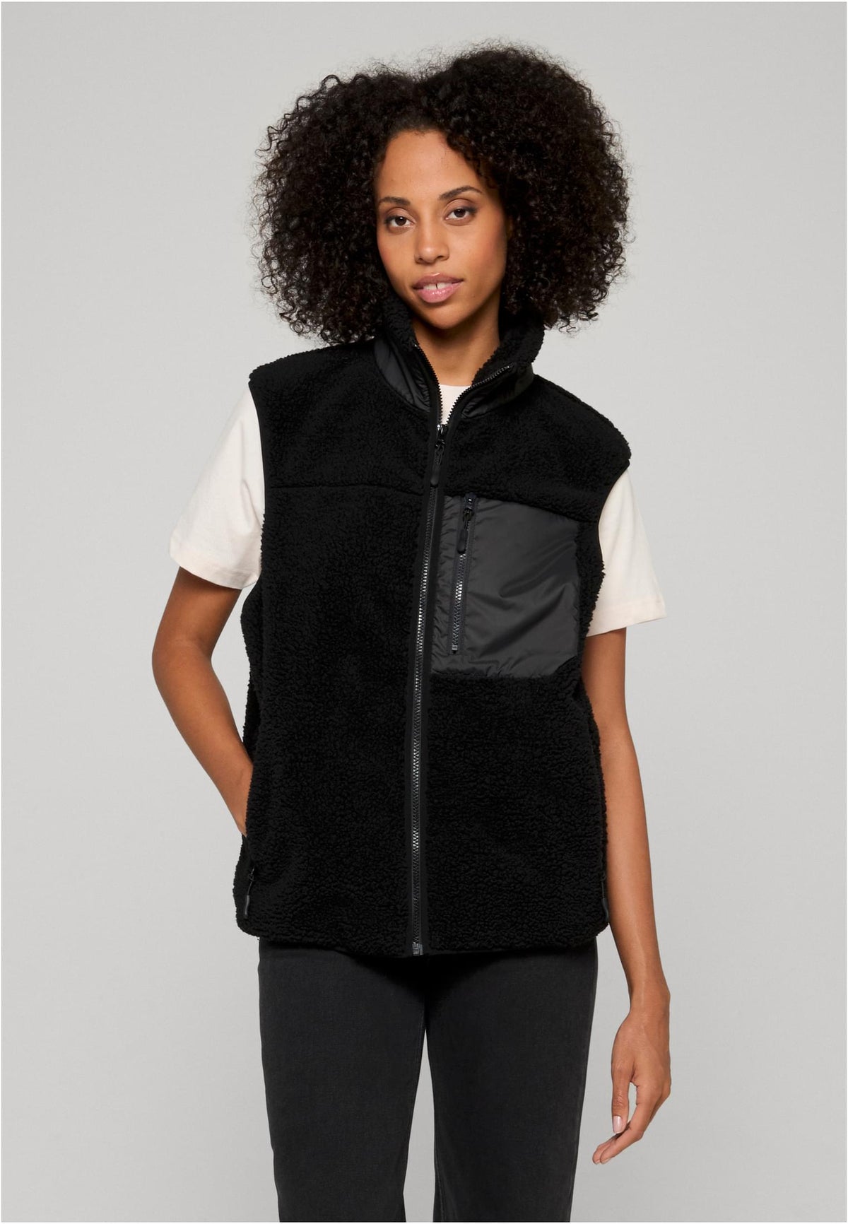 Bonded Sherpa Vest in Schwarz, getragen