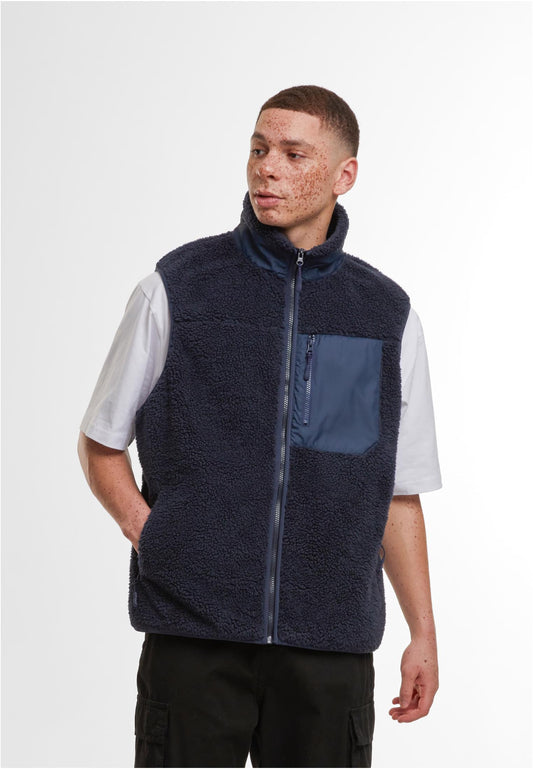 Bonded Sherpa Vest in Navy, getragen