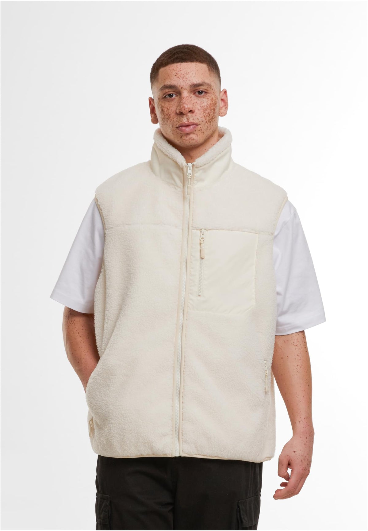 Bonded Sherpa Vest in White Sand, getragen