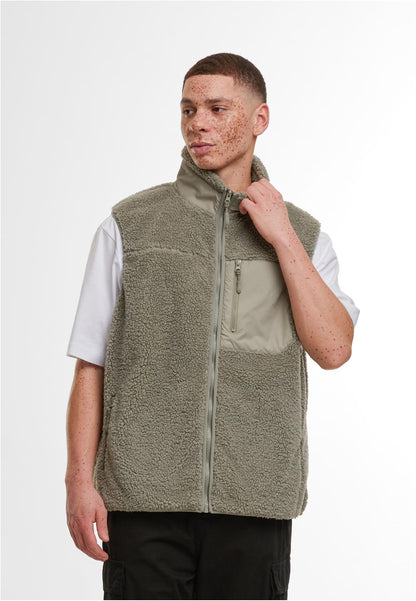 Bonded Sherpa Vest in Pale Olive, getragen