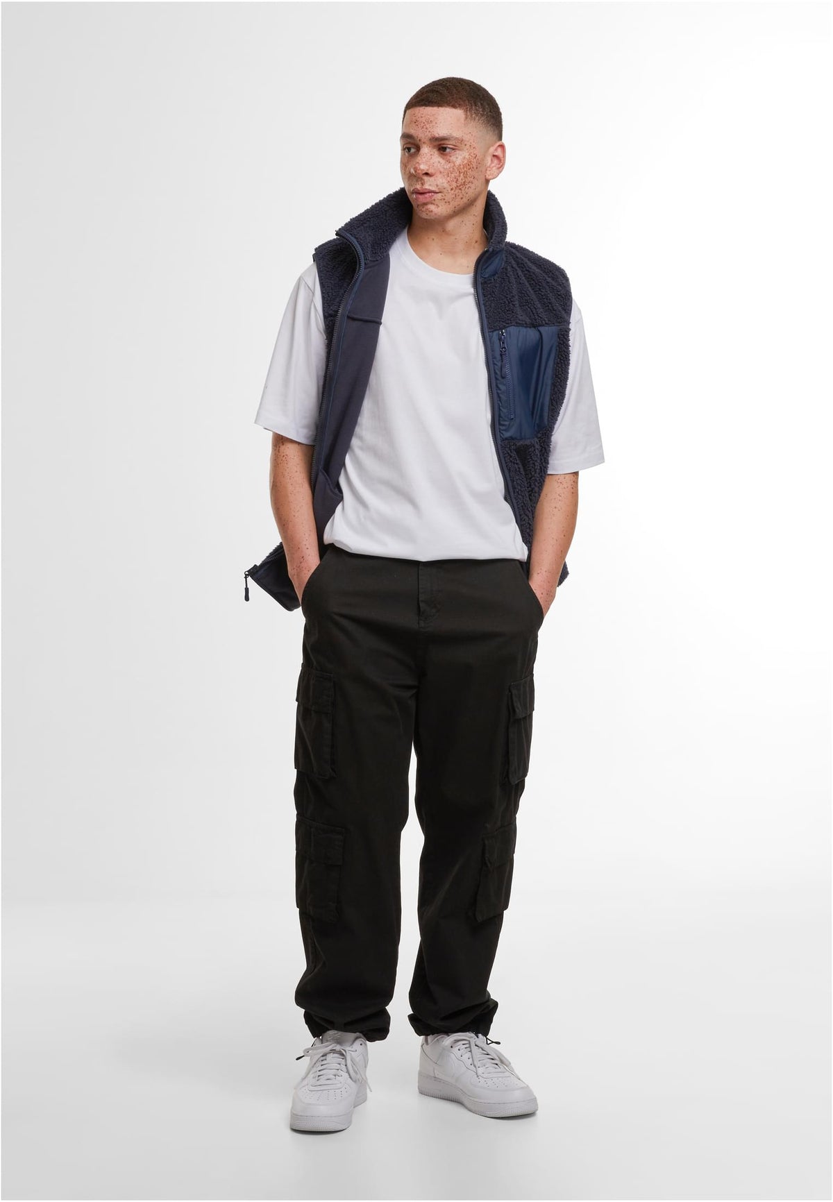 Bonded Sherpa Vest in Navy, getragen