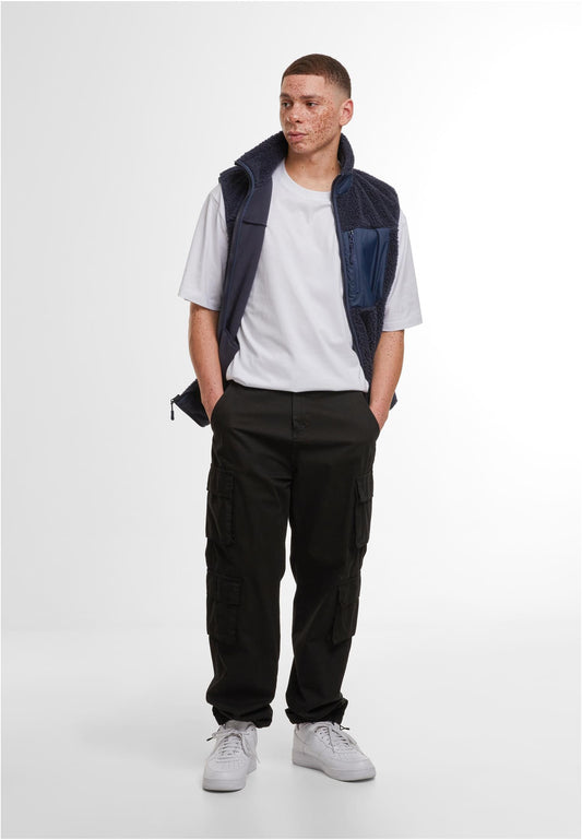 Bonded Sherpa Vest in Navy, getragen