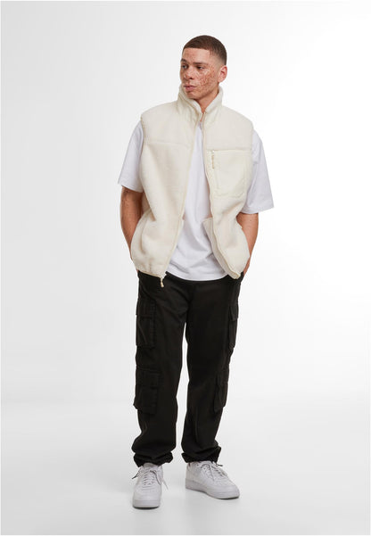 Bonded Sherpa Vest in White Sand, getragen