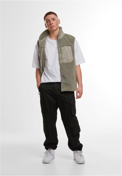 Bonded Sherpa Vest in Pale Olive, getragen
