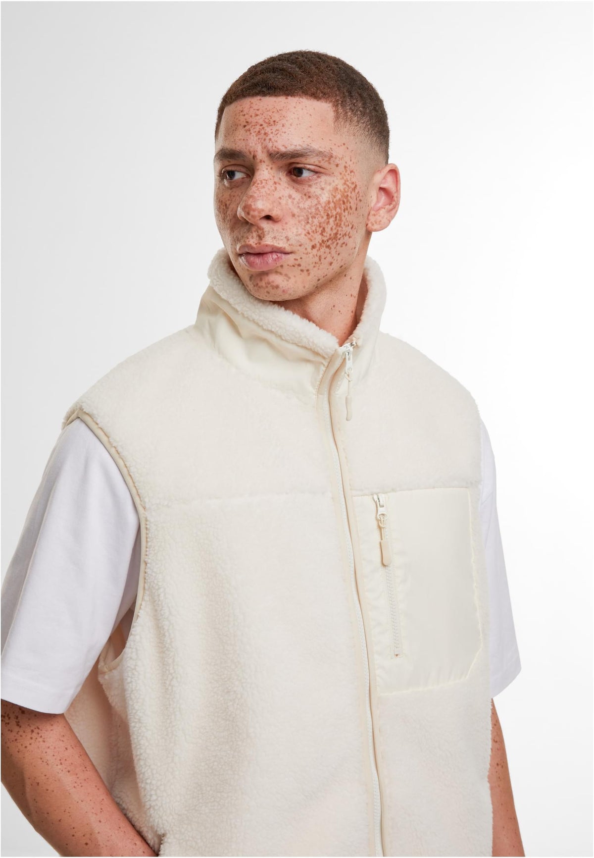 Bonded Sherpa Vest in White Sand, getragen