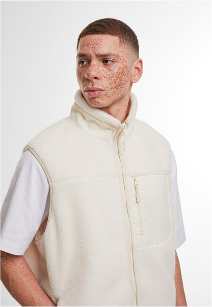 Bonded Sherpa Vest in White Sand, getragen