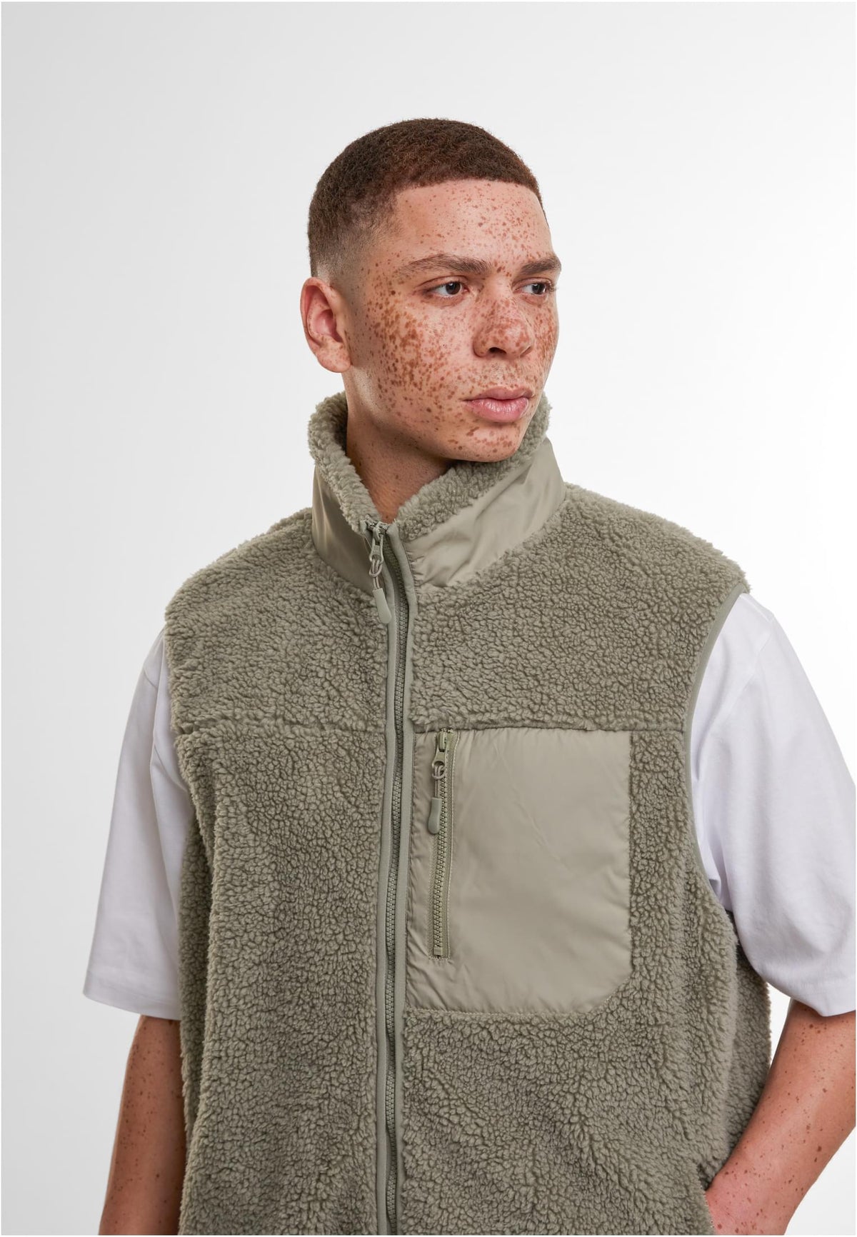 Bonded Sherpa Vest in Pale Olive, getragen