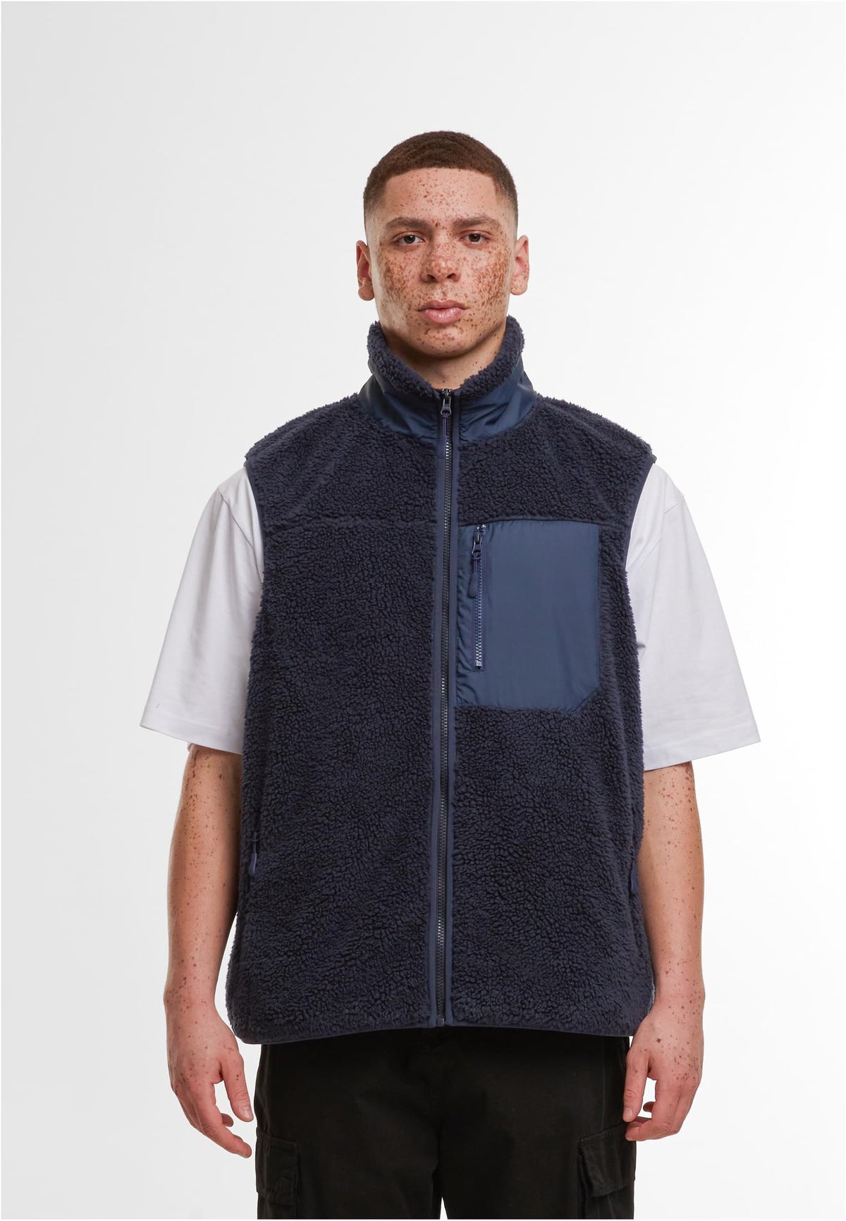 Bonded Sherpa Vest in Navy, getragen