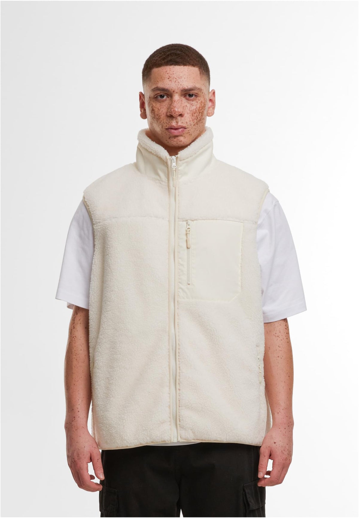 Bonded Sherpa Vest in White Sand, getragen