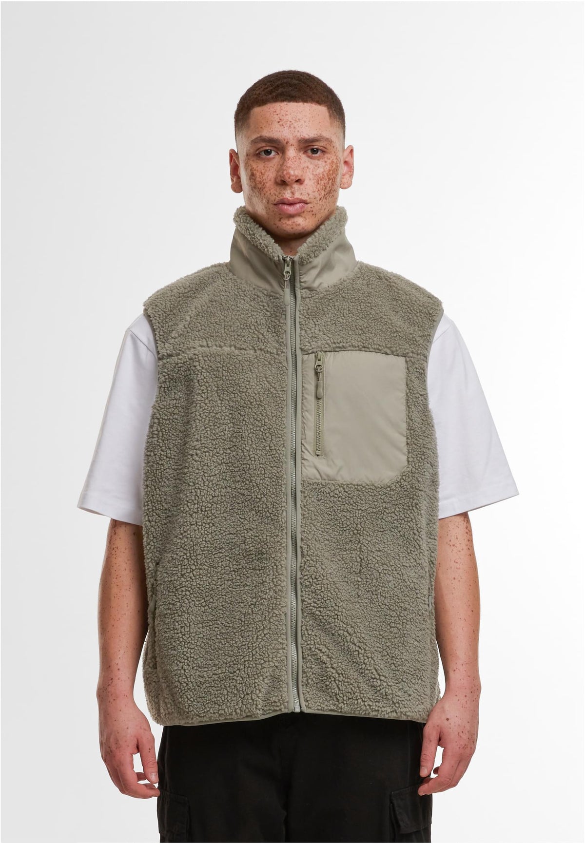 Bonded Sherpa Vest in Pale Olive, getragen