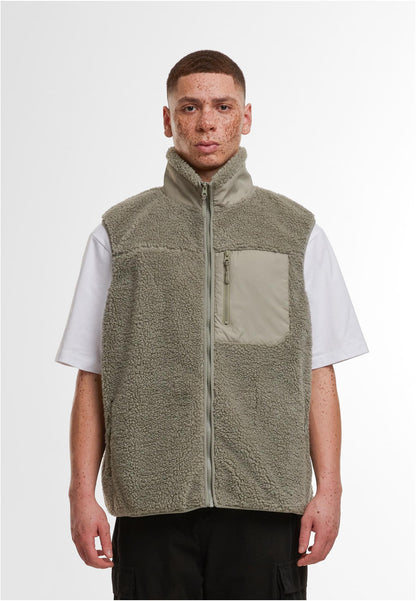 Bonded Sherpa Vest in Pale Olive, getragen