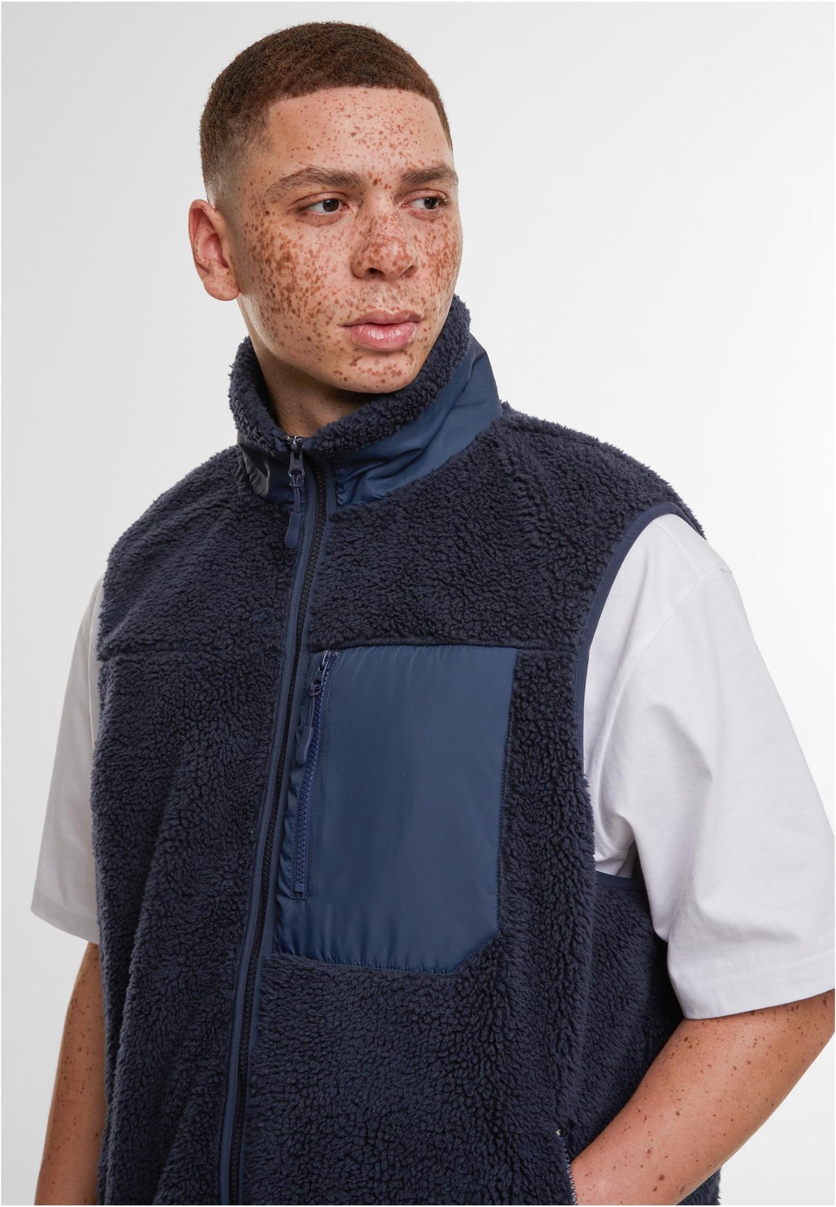 Bonded Sherpa Vest in Navy, getragen