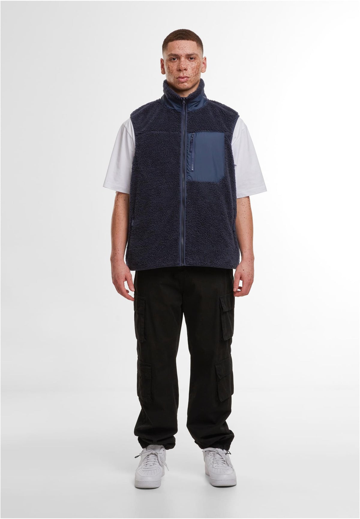 Bonded Sherpa Vest in Navy, getragen